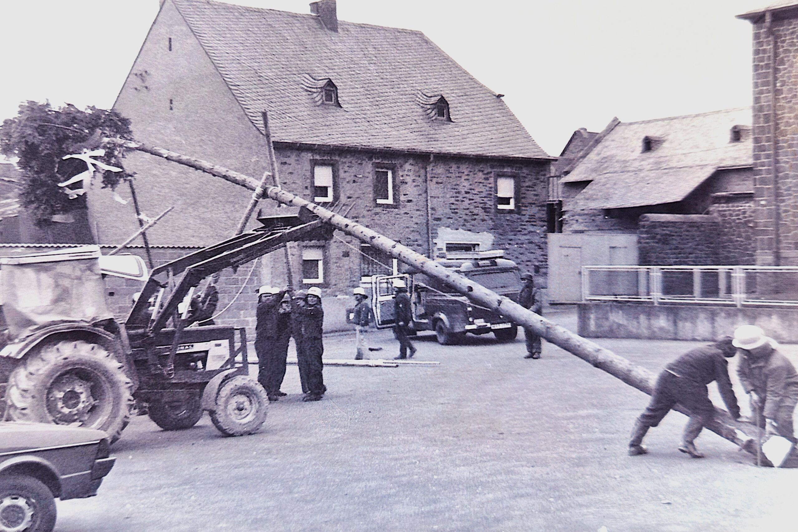 Maibaum aufstellen