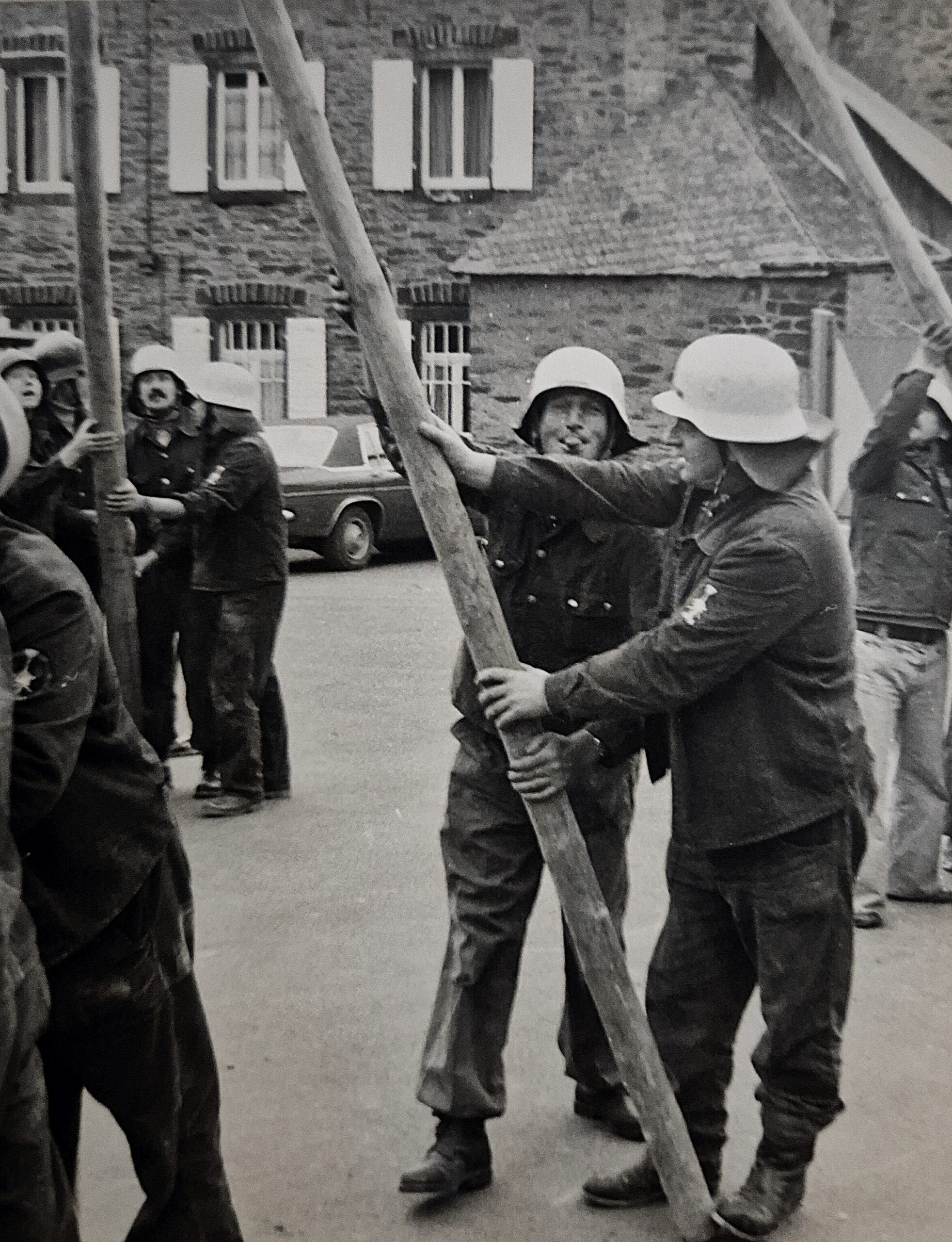 Maibaum aufstellen