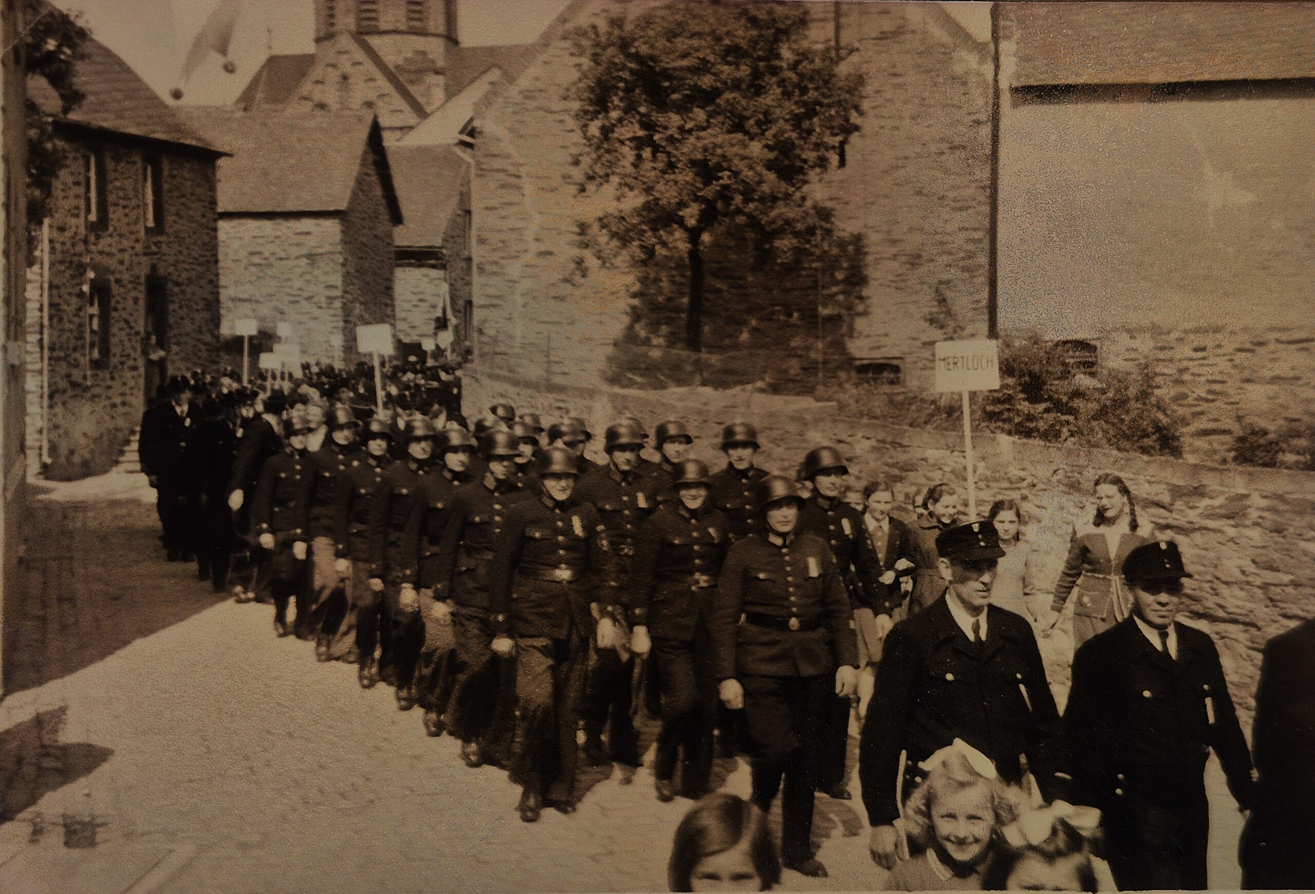 ca. 1960 Marschieren beim Umzug