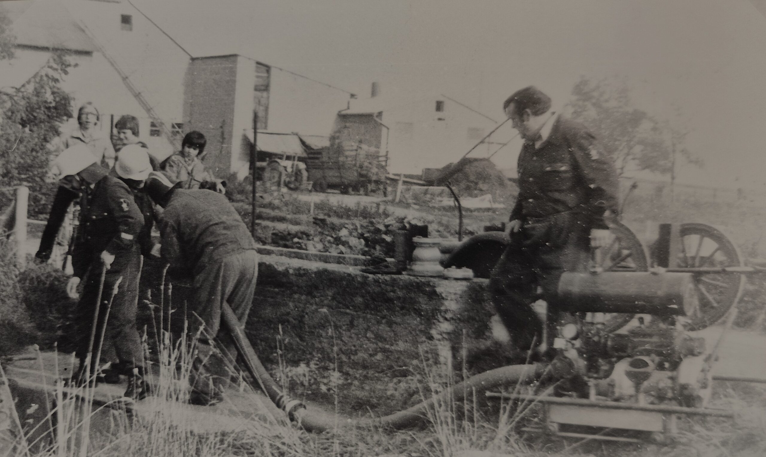 ca. 1971 Übung am Bach mit TSA