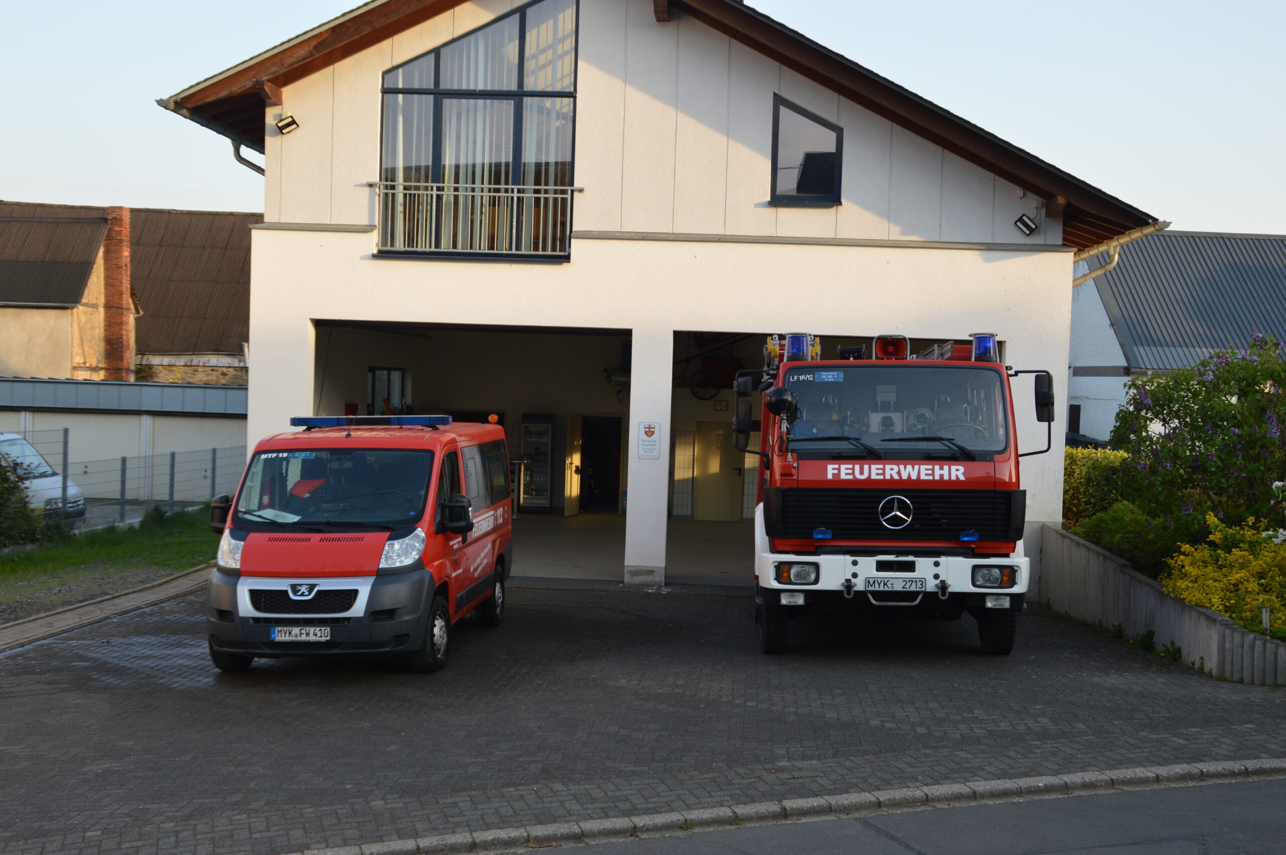 Das LF16/12 und der MTW vor dem Gerätehaus.